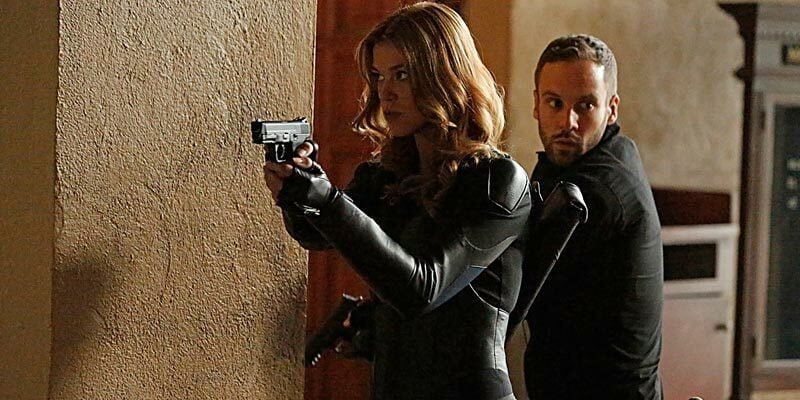 Bobbi Morse/Mockingbird (Adrianne Palicki) e Lance Hunter (Nick Blood) in Agents of S.H.I.E.L.D.