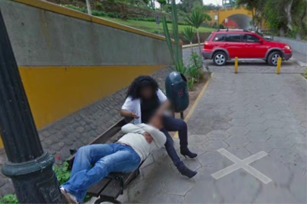 Primo piano della foto di Google Masp che mostra una donna in compagnia dell'amante su una panchina in Perù