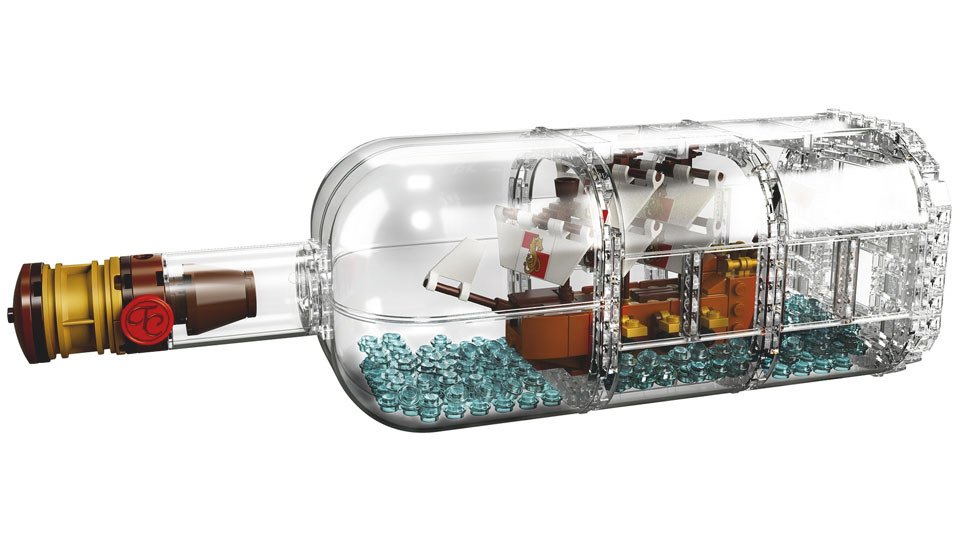 Primo piano della nave e la bottiglia, due dei tre componenti del set Ship in a bottle 21313 di LEGO