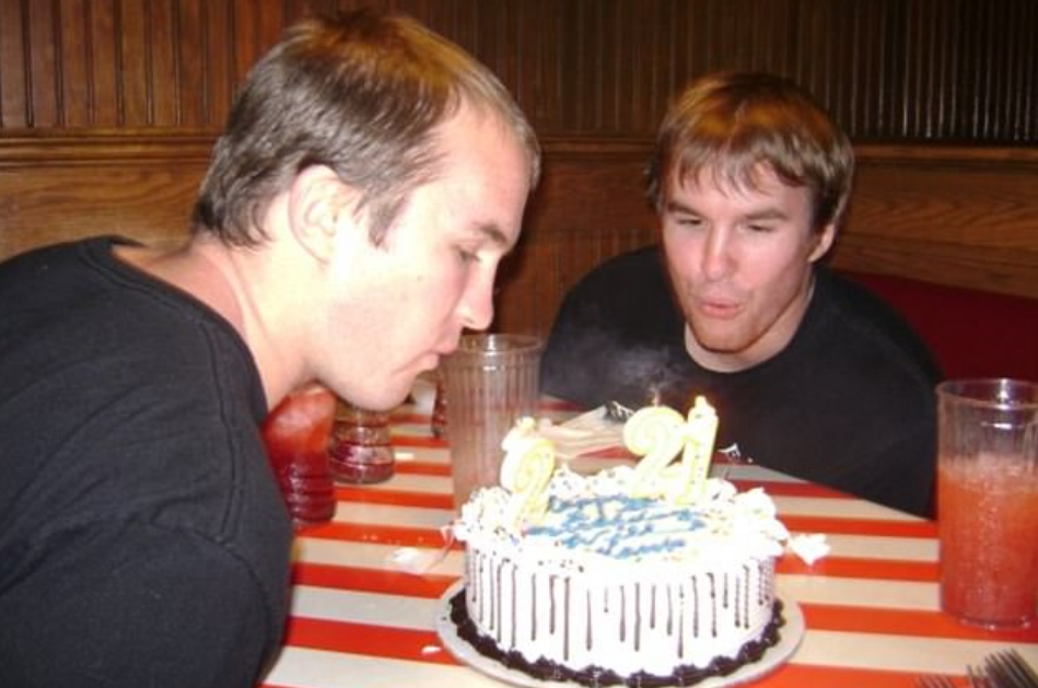 Hank e Will Deutschendorf con la torta del loro 21esimo compleanno