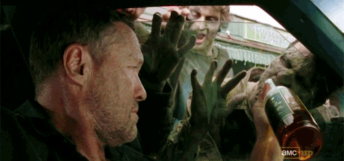Merle di The Walking Dead non rinuncia mai a un drink