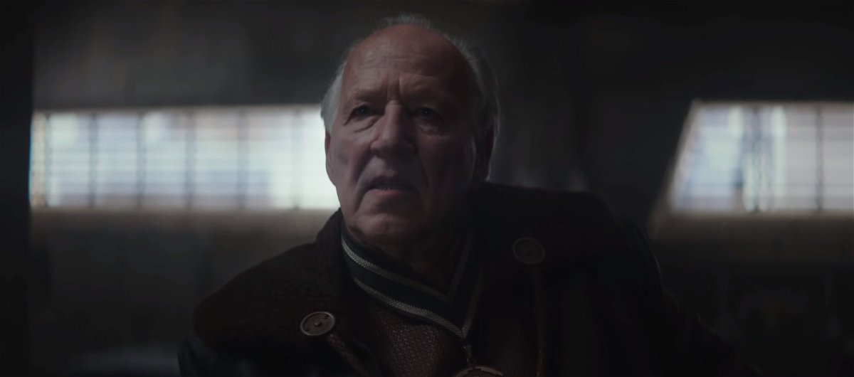 Werner Herzog in una scena della serie TV The Mandalorian