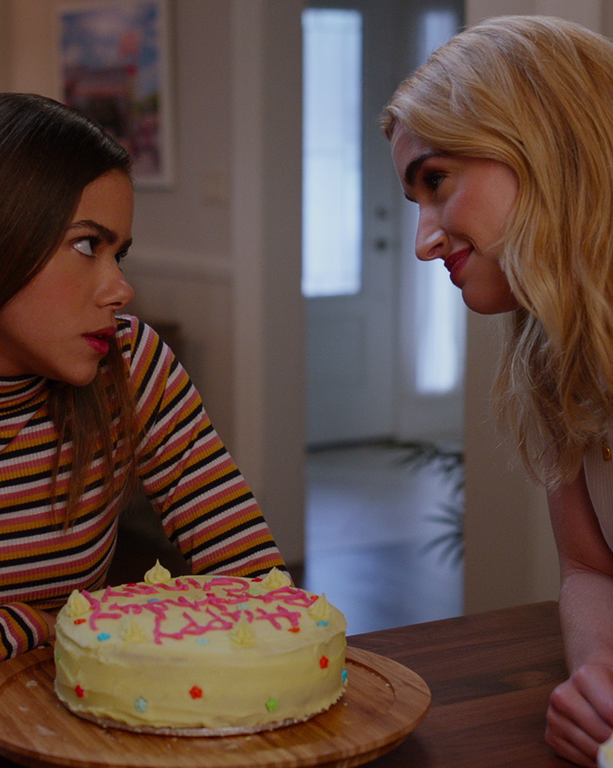 Una scena di Ginny & Georgia con la torta di compleanno