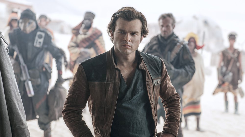L'attore Alden Ehrenreich nei panni di Han Solo 