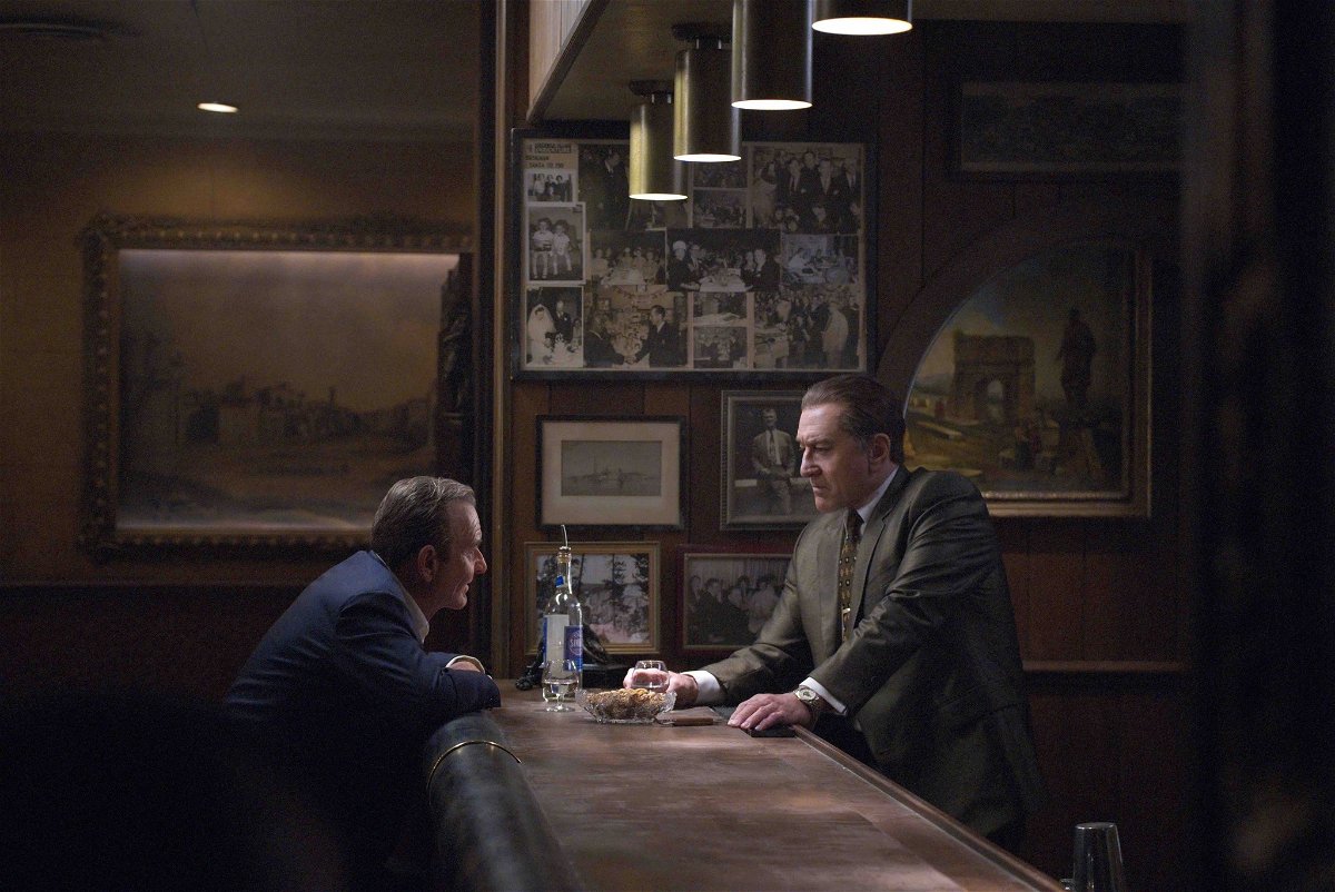 Al bancone di un bar, Joe Pesci e Robert De Niro