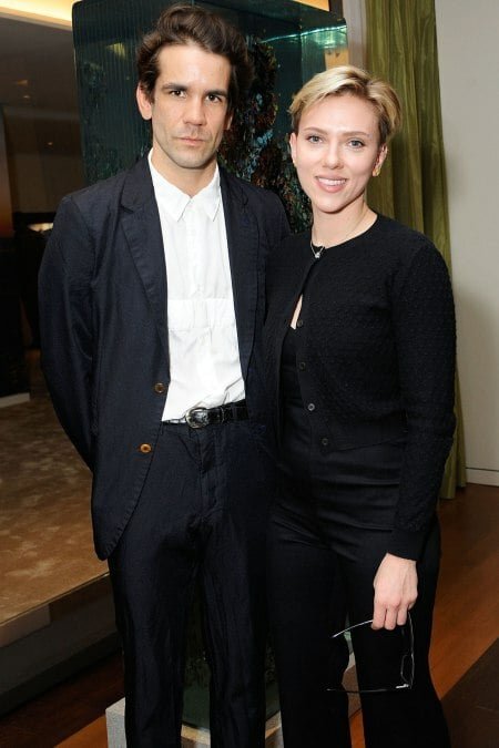 Scarlett Johansson posa con l'ex marito Romain Dauriac