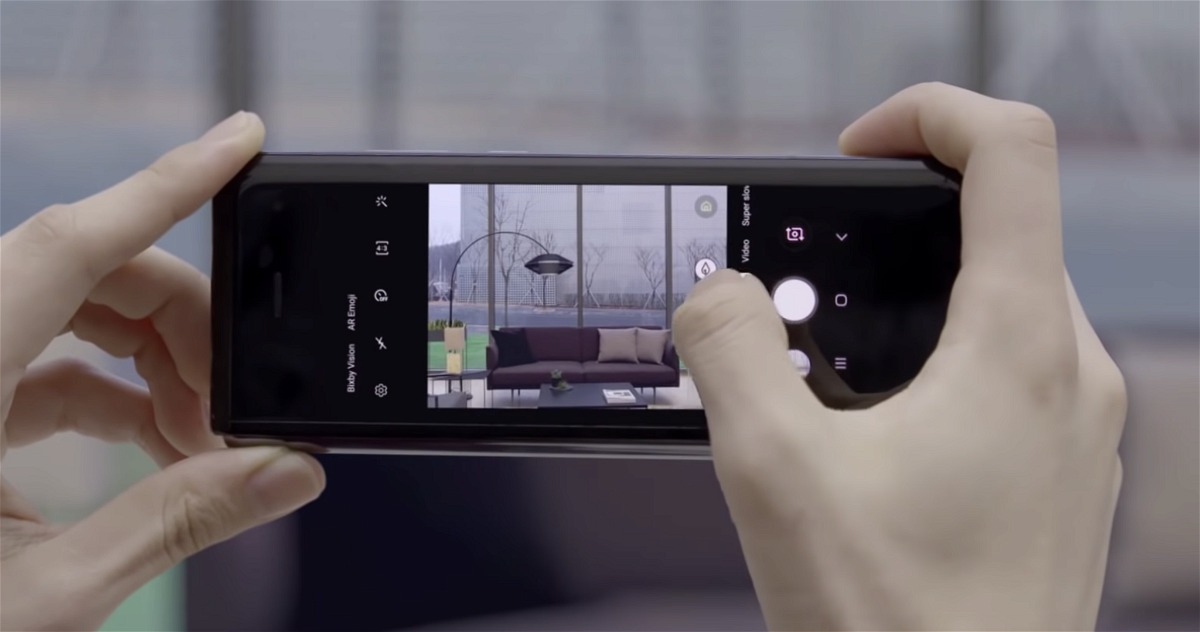 L'app Fotocamera in esecuzione sul Galaxy Fold in modalità smartphone