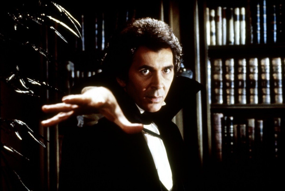 Il Conte Dracula è interpretato da Frank Langella