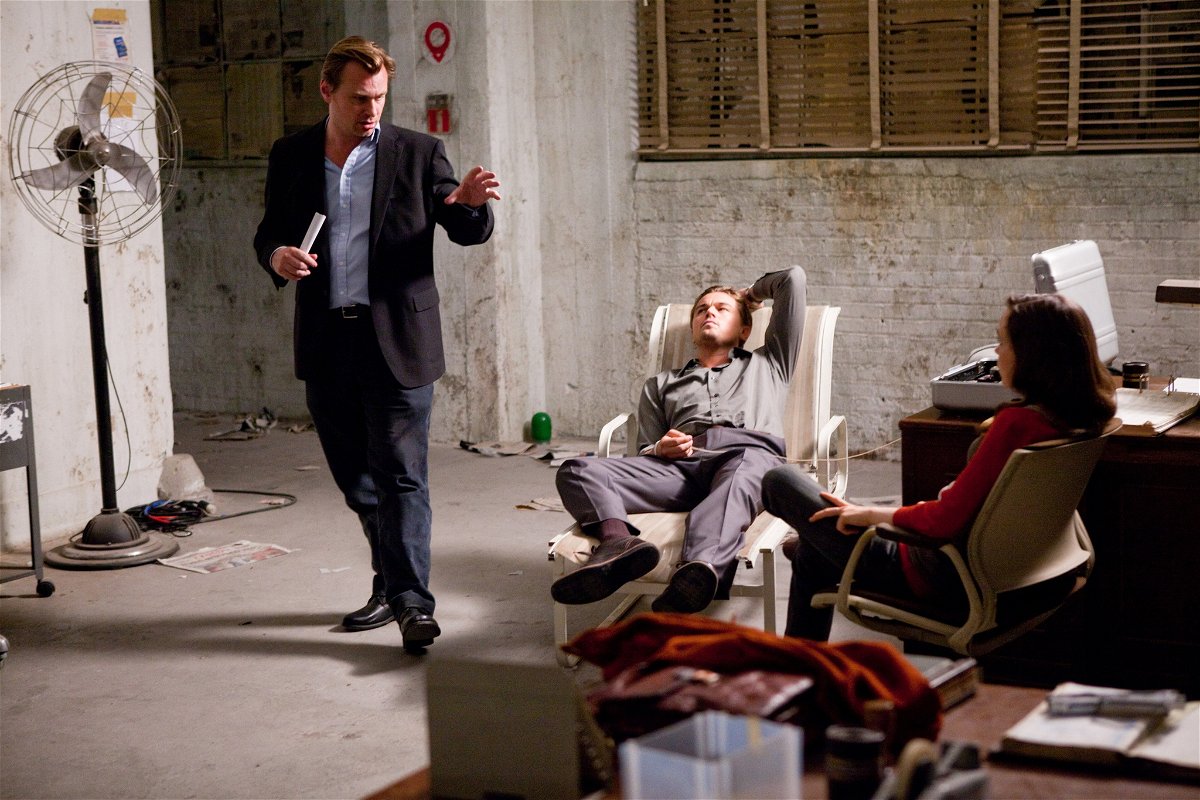 Nolan spiega la scena agli attori seduti sulle sedie