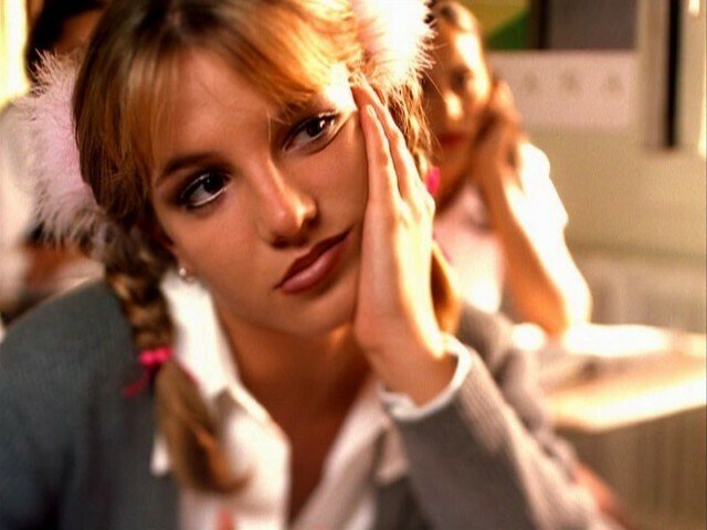 Britney Spears annoiata a scuola in Baby One More Time