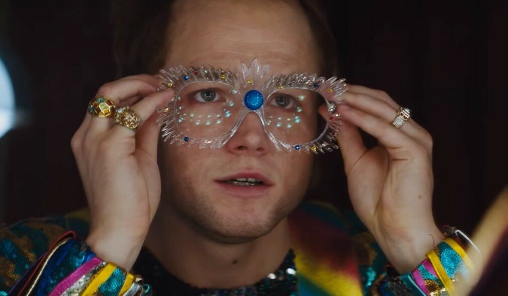 Elton John indossa gli occhiali e si prepara a iniziare un'esibizione