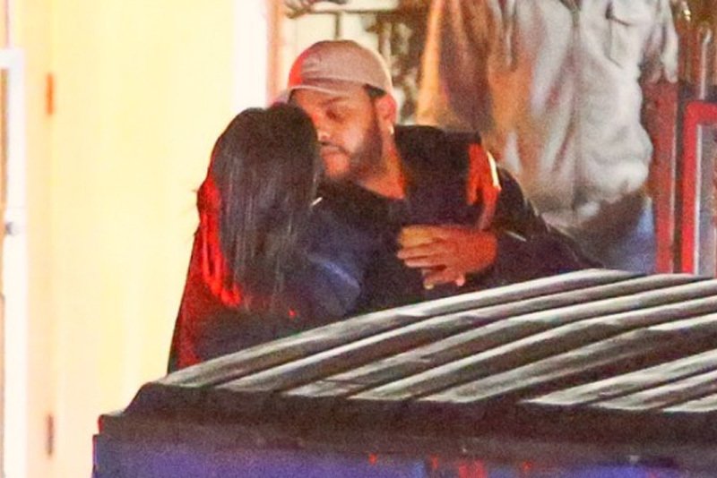 Selena Gomez e The Weeknd si baciano