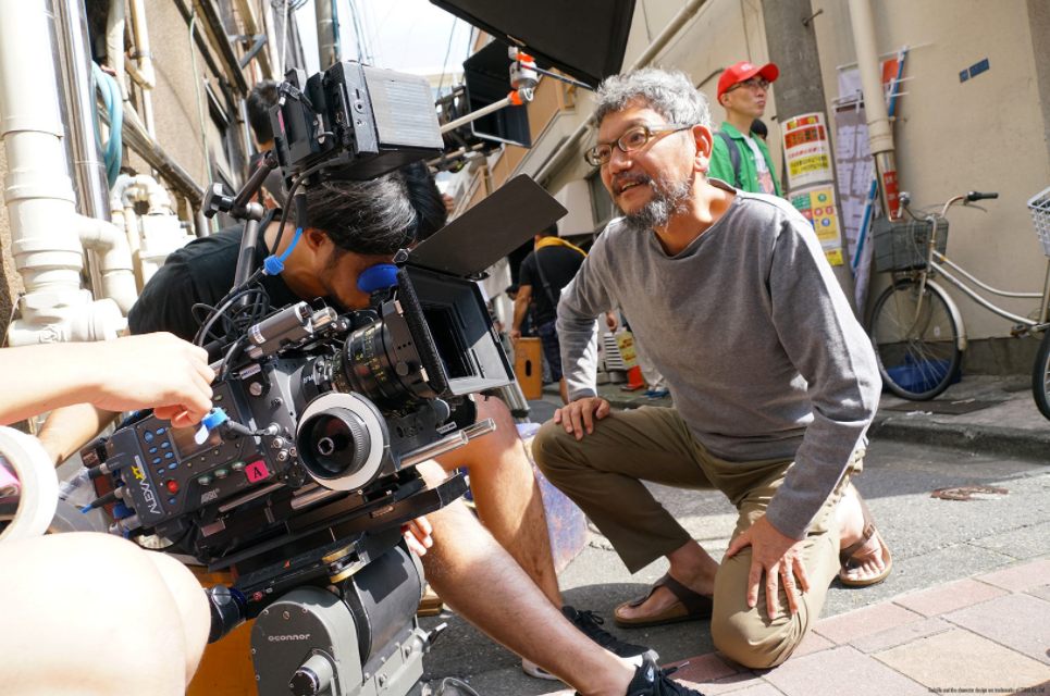 Hideaki Anno presiede al posizionamento delle cineprese sul set di Shin Godzilla