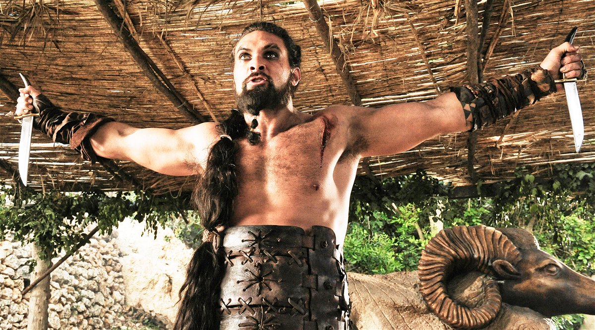 Khal Drogo armato di coltelli