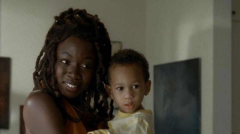 Clicca per vedere l'immagine originale Michonne e suo figlio Andre nel nono episodio della quarta stagione di The Walking Dead