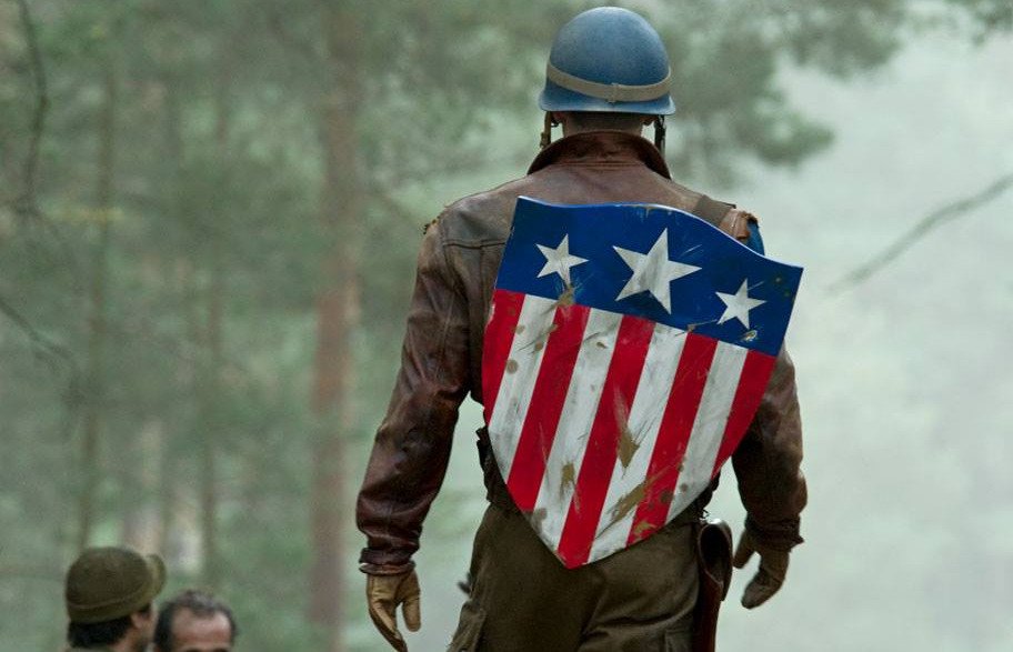 Chris Evans nei panni di Captain America in Captain America - Il primo Vendicatore