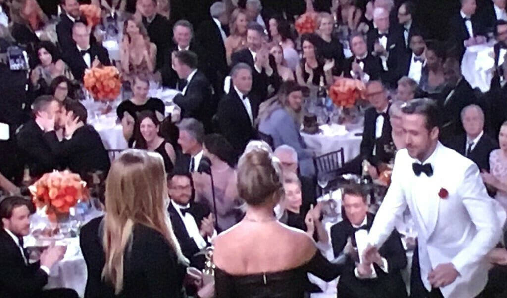 Ryan Reynolds e Andrew Garfield si baciano mentre Ryan Gosling ritira il Golden Globe
