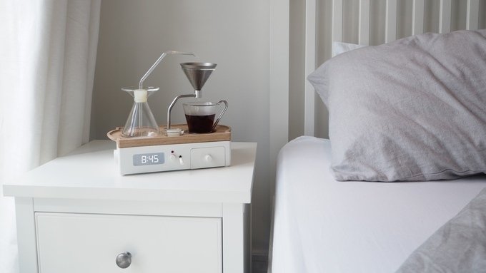 Una sveglia che prepara il caffè da sola accanto al letto