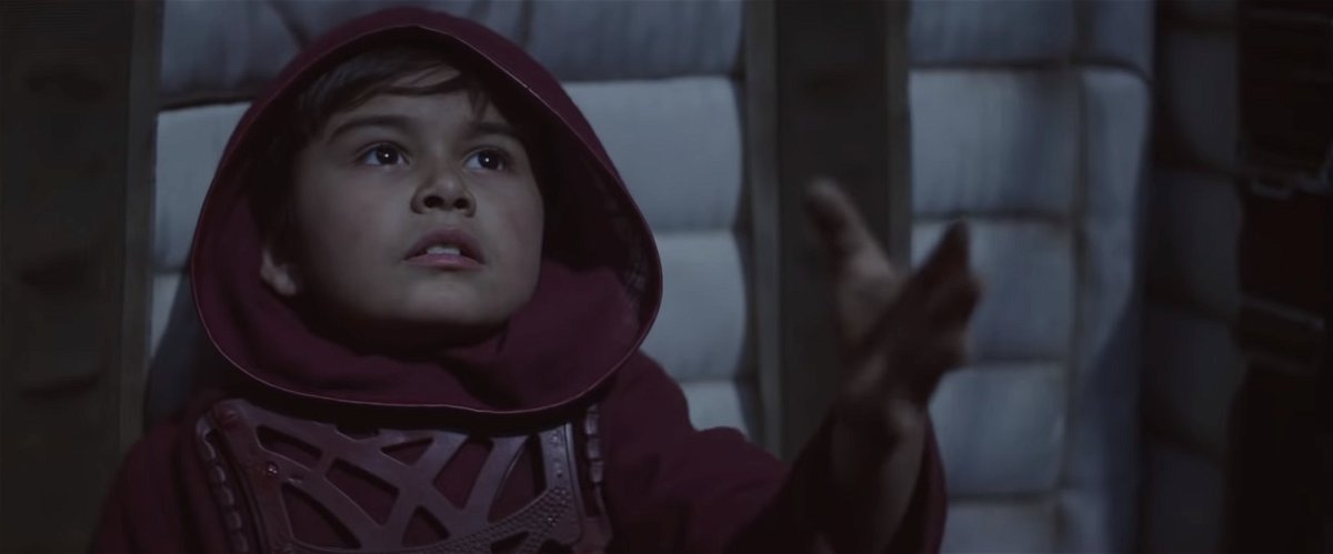 Il misterioso bambino vestito di rosso in una scena della serie TV The Mandalorian