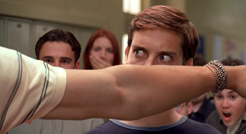 Peter Parker (Tobey Maguire) vittima del bullismo di Flash Thompson (Joe Manganiello) nel primo film del franchise