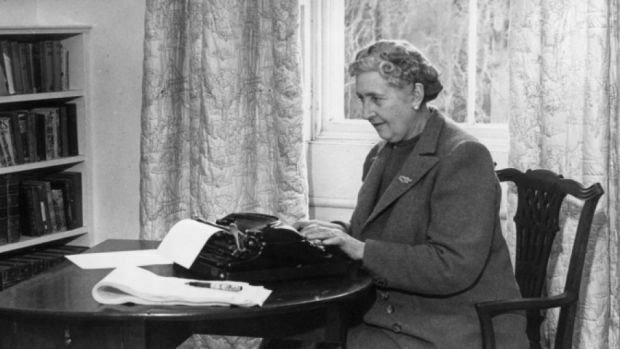 Agatha Christie mentre scrive a macchina