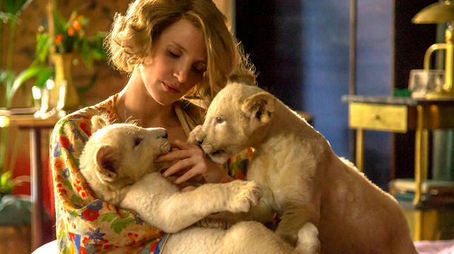 Jessica Chastain gioca con alcuni cuccioli di leone