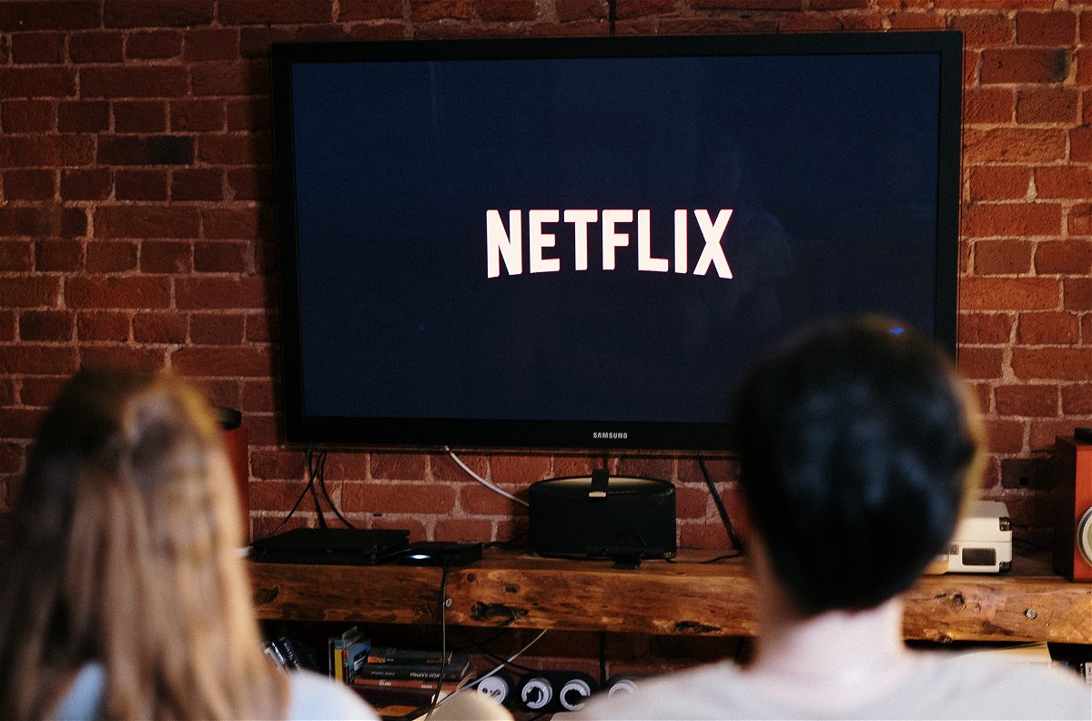Una ragazza e un ragazzo guardano Netflix con un televisore