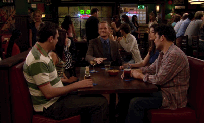 Ted, Marshall, Lily, Robin e Barney bevono una birra al MacLaren's Pub