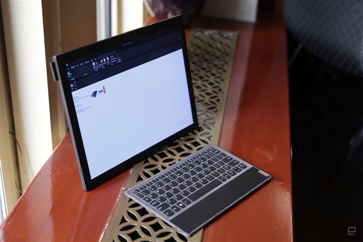 Foto del portatile pieghevole di Lenovo abbinato ad una tastiera Bluetooth