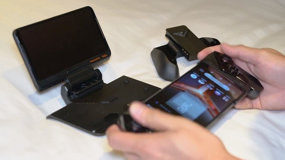 La prova dei controller rimovibili per Asus ROG Phone 2