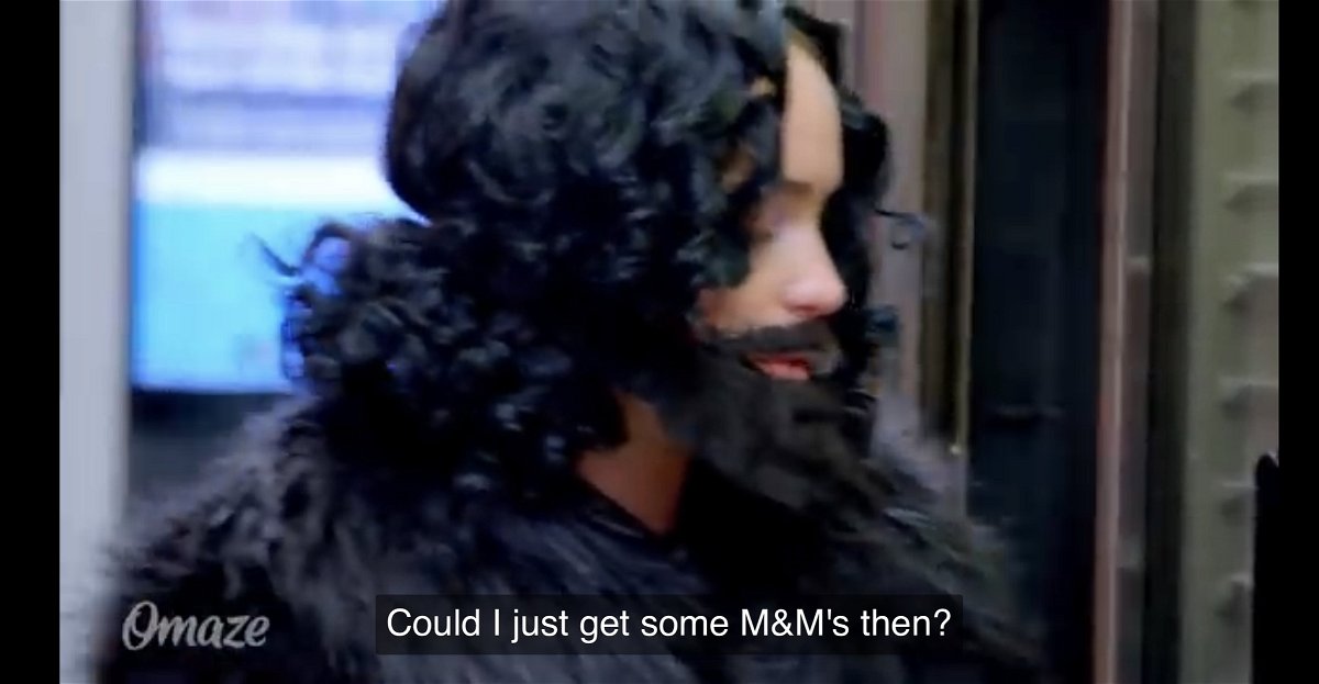 Emilia Clarke compra degli M&M's a New York