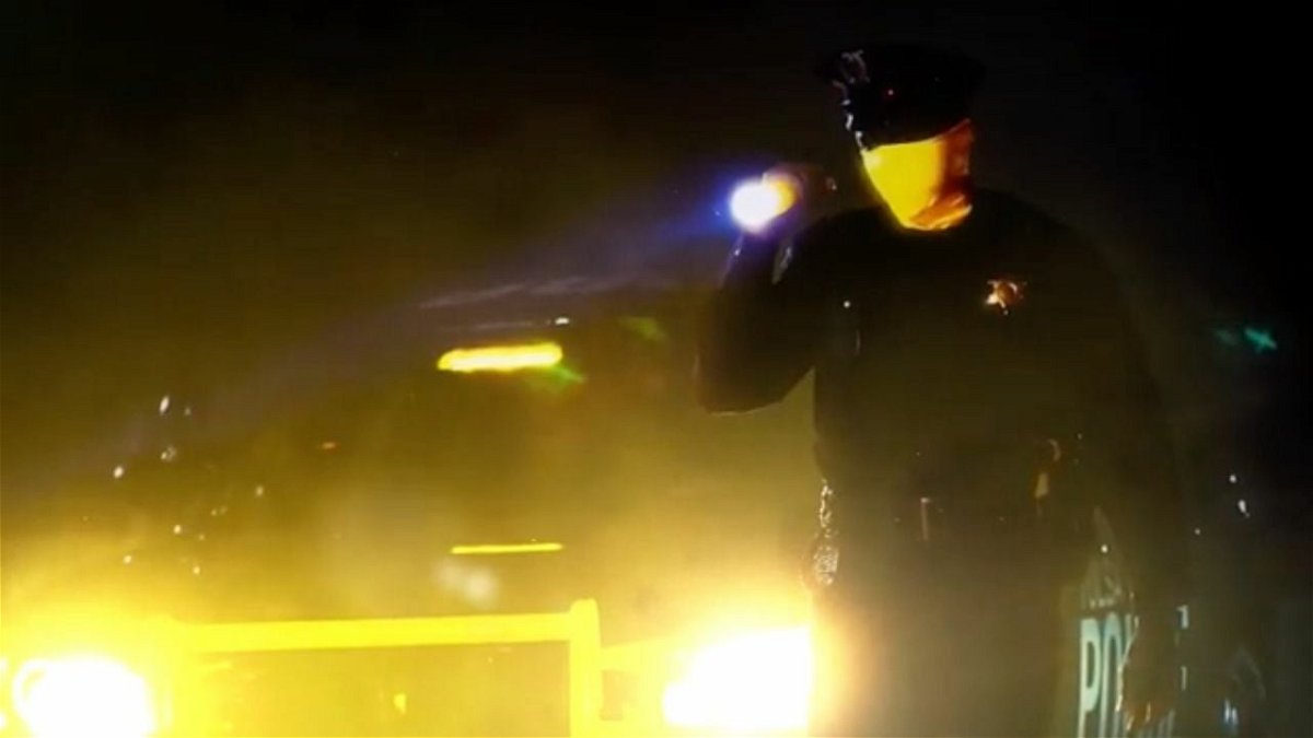 Uno dei poliziotti della serie TV Watchmen, che indossa una maschera gialla
