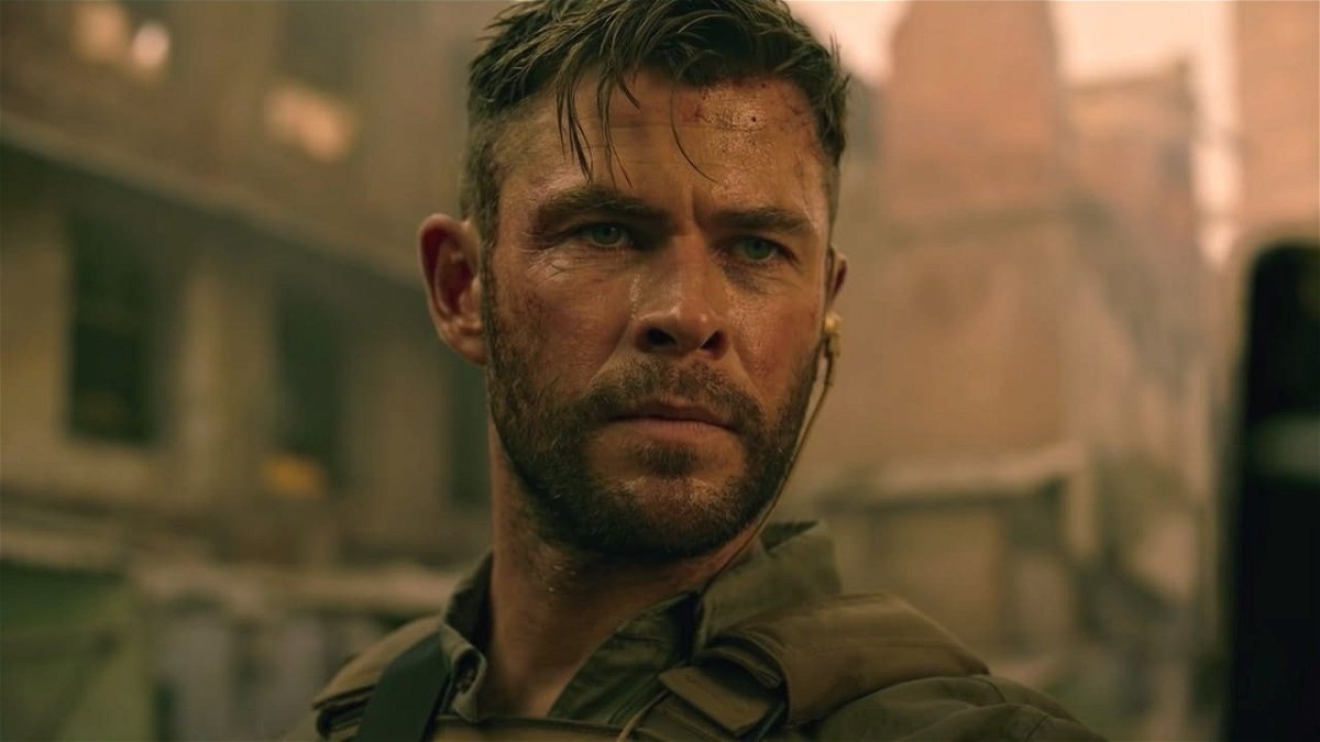Primo piano di Chris Hemsworth sporco e sudato in una scena di Tyler Rake