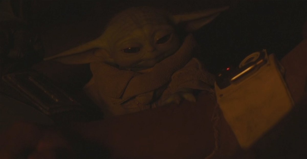 Il potere curativo di Baby Yoda in una scena della serie The Mandalorian
