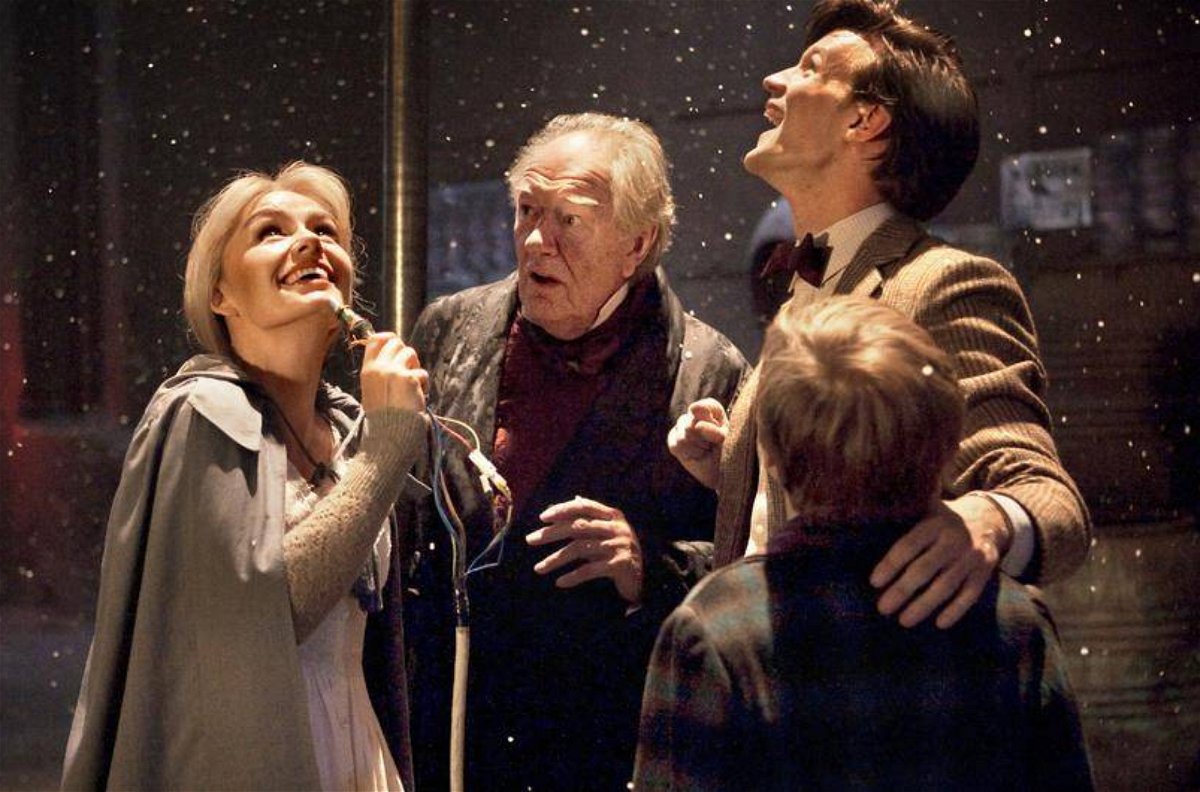 Il cast di Doctor Who in una scena