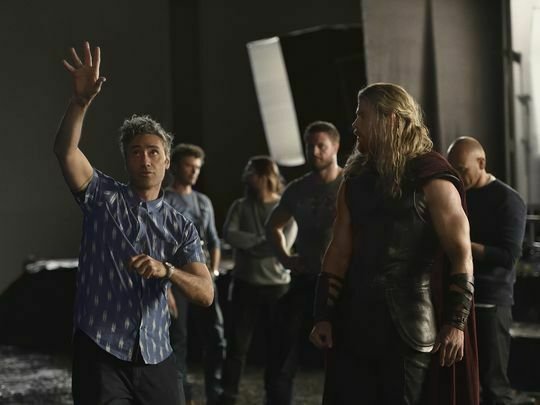 Un'immagine dal set di Thor con il regista e Chris Hemsworth