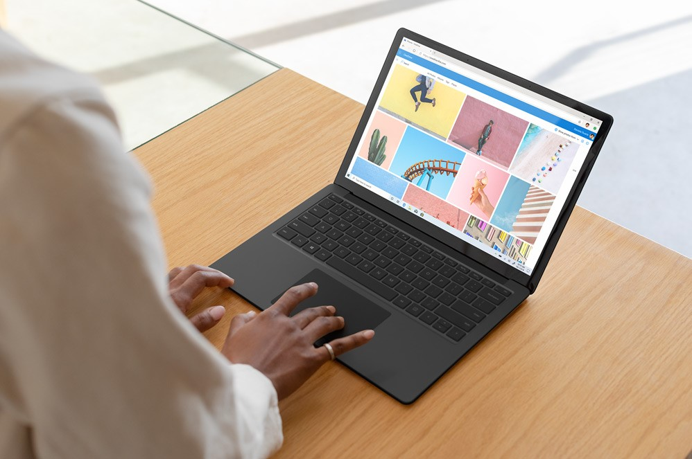 Immagine promozionale del nuovo Surface Laptop 3 nero di Microsoft
