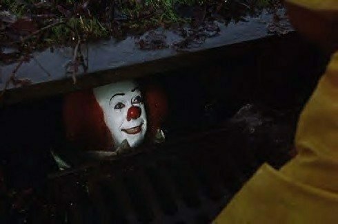 Pennywise esce dal tombino