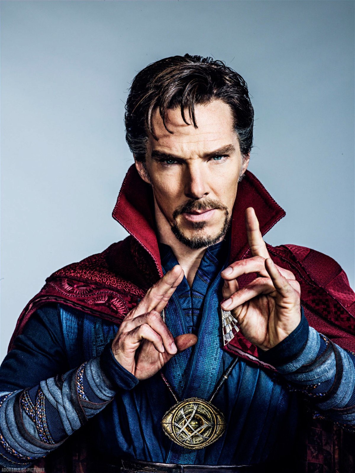 Benedict Cumberbatch in costume di scena per Doctor Strange mostra l'iconica posa del personaggio