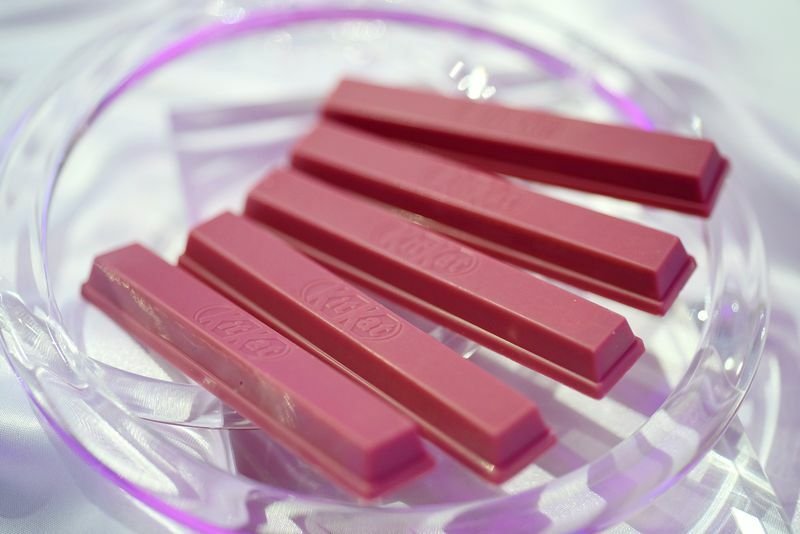 Kit Kat Chocolatory Sublime Ruby: primo piano di cinque barrette