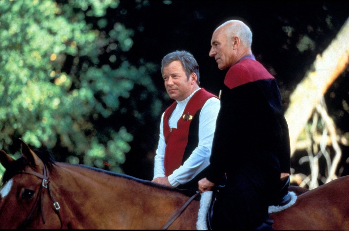 William Shatner e Patrick Stewart a cavallo, nelle loro uniformi di James Kirk e Jean-Luc Picard