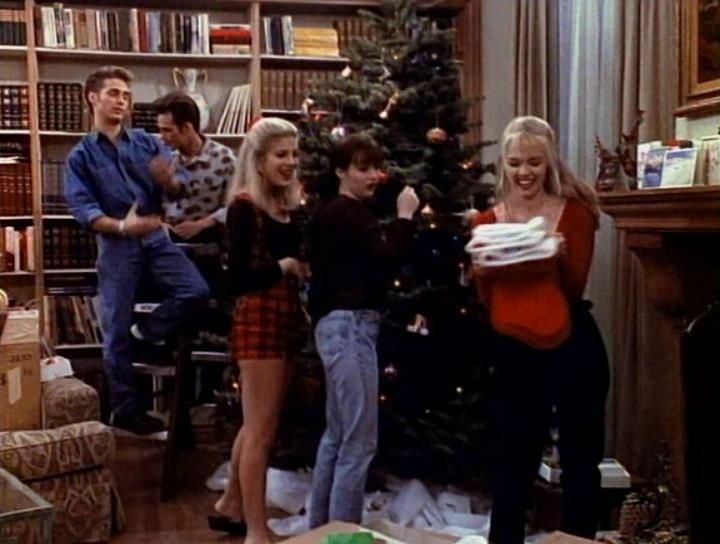 Jason Priestley, Luke Perry, Tori Spelling, Shannen Doherty e Jennie Garth davanti l'albero di Natale