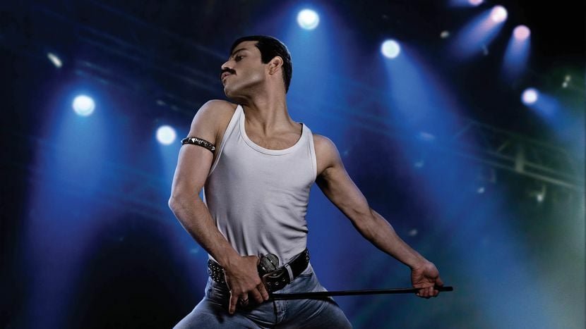 Rami Malek si esibisce sul palco come Freddie Mercury in Bohemian Rhapsody