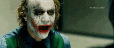 Il Joker di Heath Ledger ride nel film Il cavaliere oscuro