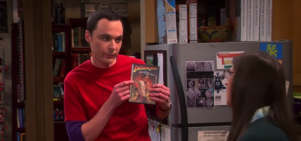 Sheldon mostra il DVD de I predatori dell'Arca perduta a Amy