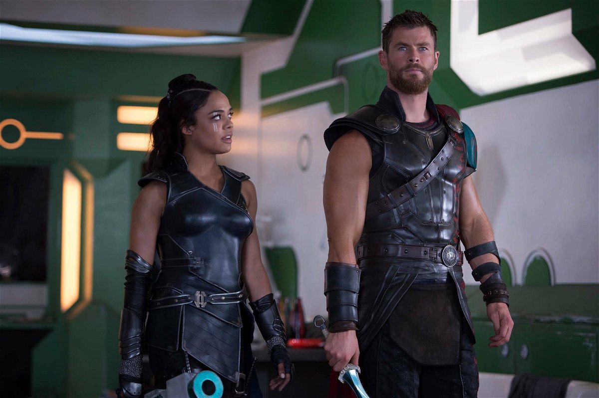 Chris Hemsworth e Tessa Thompson in Thor: Ragnarok