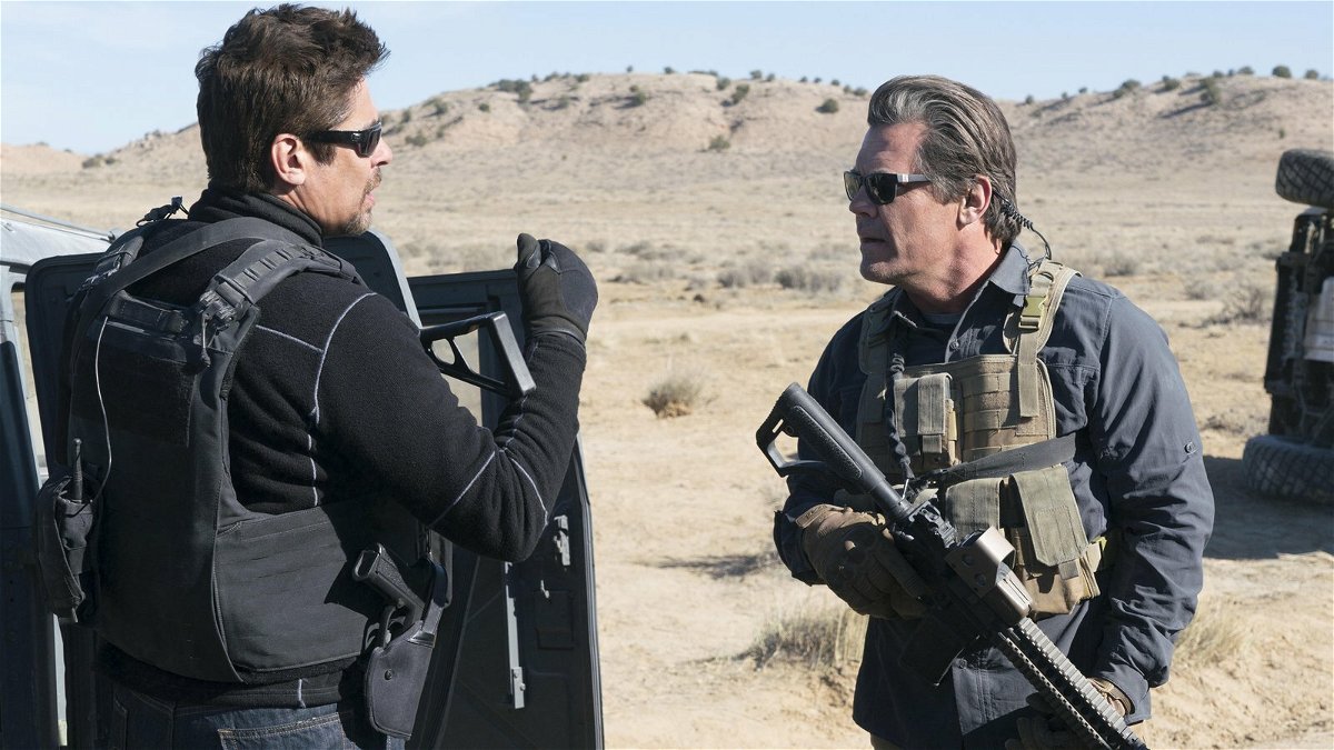 Josh Brolin e Benicio del Toro in una scena di Soldado