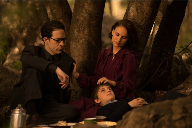 Gilad Kahana, Natalie Portman e Amir Tessler durante un scena del film Sognare è vivere