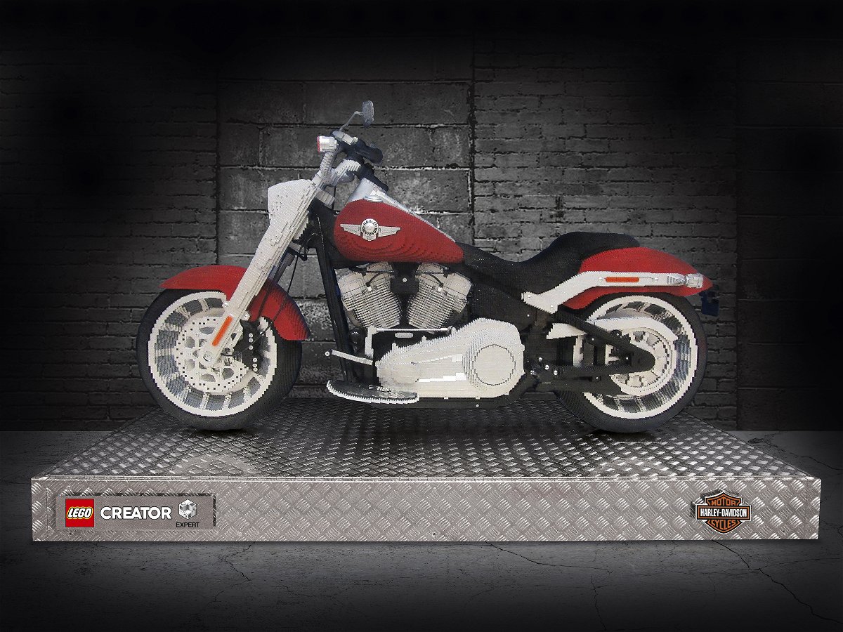 La Harley-Davidson a grandezza naturale costruita con i mattoncini LEGO