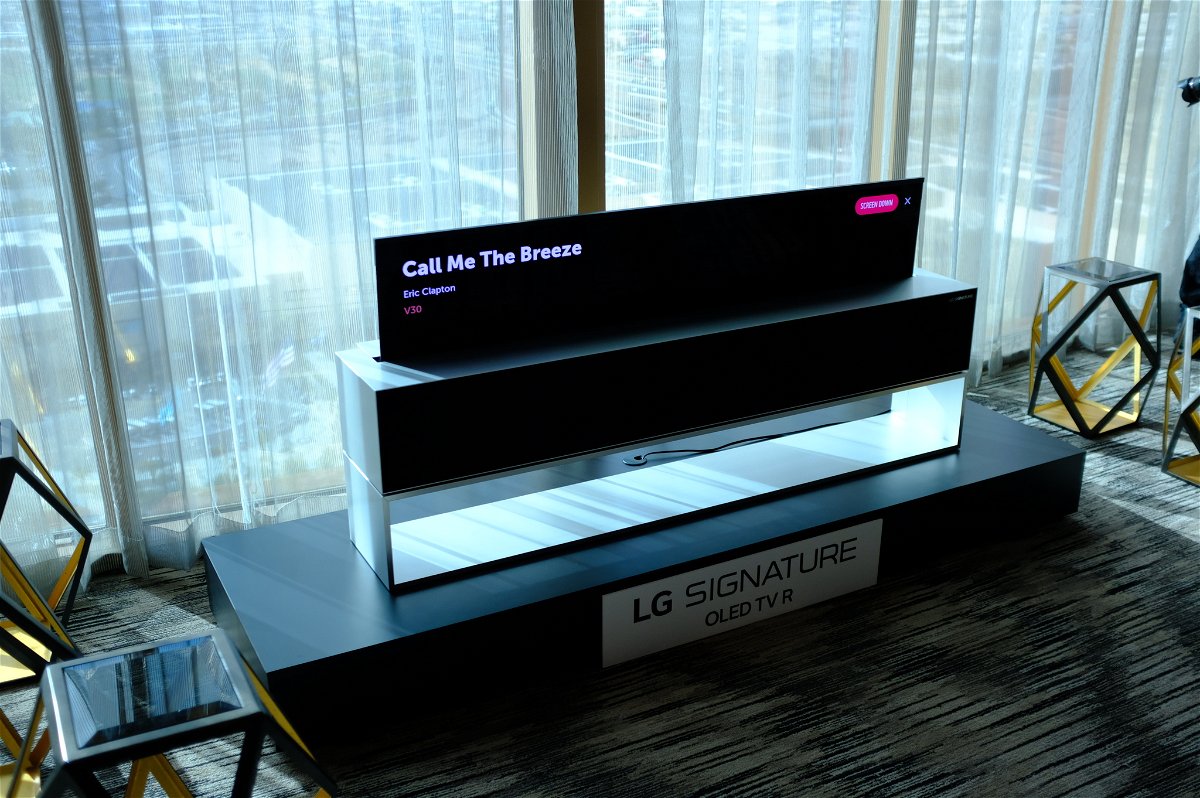 Una foto scattata al CES 2019 della LG Signature OLED TV R in Line Mode